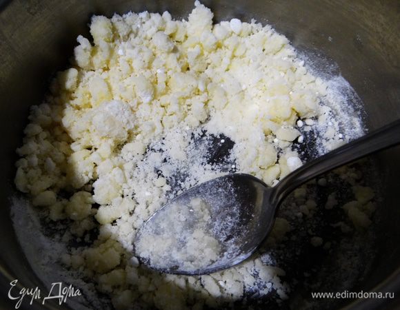 Понемногу всыпать сахарную пудру. Растереть. 