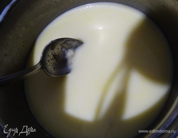 Влить молоко, тщательно размешать.