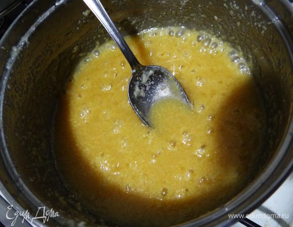 Варить ириски от 25 до 30 минут. Все зависит от посуды, меда и огня.  Главное тщательно перемешивать все время и не допускать, чтобы смесь приставала к стенкам и там начинала засыхать или, что еще хуже, гореть. Сначала ириски будут темно-карамельного цвета.