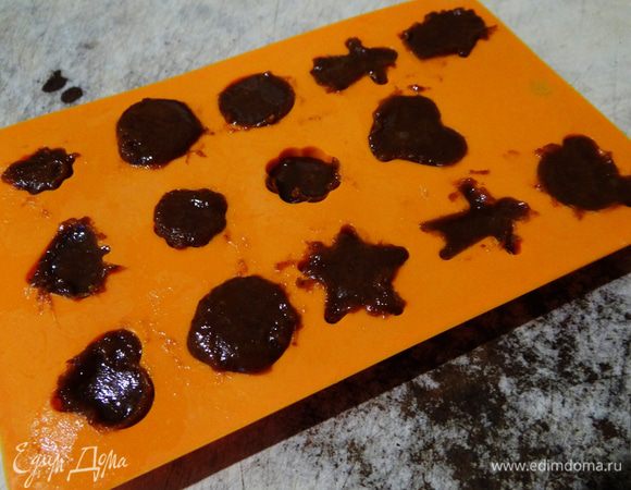 Немедленно разливать по формочкам! Смесь густеет быстро, тут главное успеть. Это тот вариант, когда лишние руки на кухне вовсе не лишнее. Подключаем всех, мужа, дочку, внучку, кота всех-всех-всех:-) Хотя..что это я.. Нет, чем больше людей не знает, что вы варите ириски, тем больше вам достанется...Все, молчите. Молча разливайте по формочкам. 