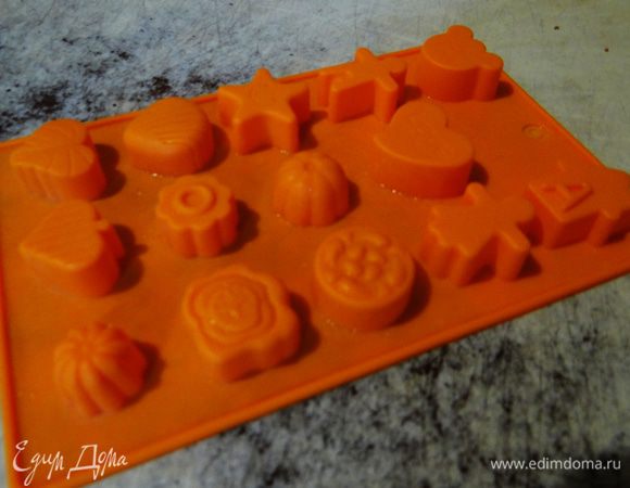 У меня силиконовая форма. Если такой нету, а ирисок хочется - не беда. Возьмите обыкновенные формы для льда, смажьте их растительным маслом и выложите карамельную смесь.