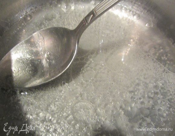 Вскипятить воду с солью и маслом,немедленно заварить 1/2 стакана муки,размешать комки,дать остыть.