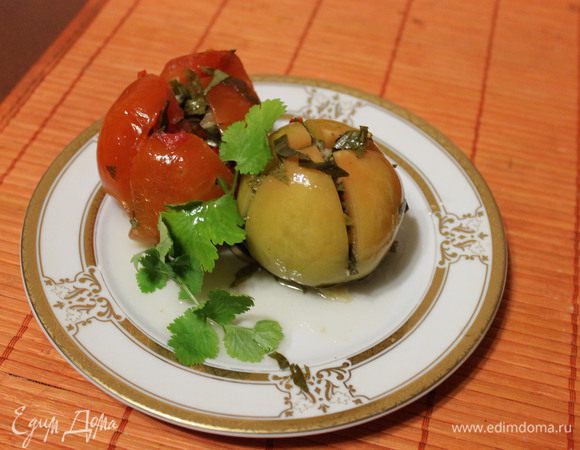 Помидоры помыть и вытереть насухо, разрезать не до конца на 4 части. Начинка : Всю зелень мелко порубить, чеснок и перец пропустить через мясорубку 2 раза. 
