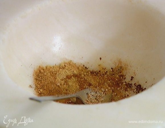 Гвоздику и зерна кардамона растереть в ступке, добавить молотый имбирь, корицу, мускатный орех и черный перец, все перемешать.