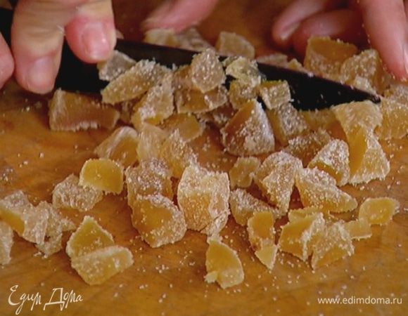 Цукаты порезать небольшими кусочками.