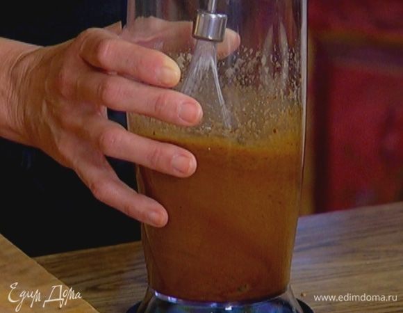 Сахар с яйцами взбить в блендере, влить к муке со специями и все перемешать.