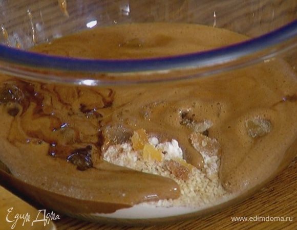 Добавить растопленное масло и вымешать тесто.