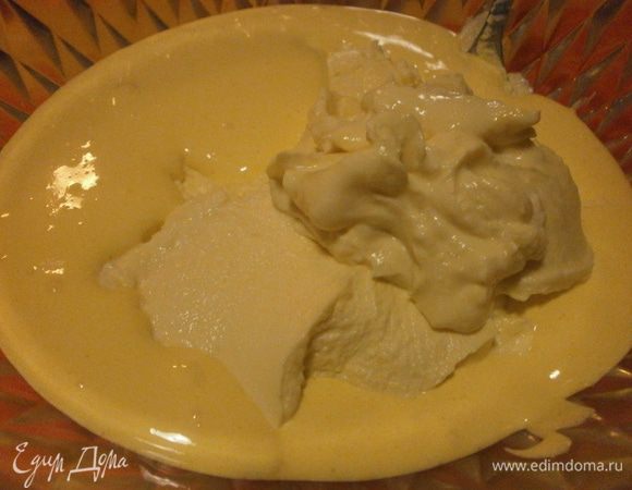 Для начала необходимо приготовить кофе. По возможности заварить в Мокке (кафетьере) и оставить до полного охлаждения. 
Отделить желтки от белков. Желтки взбить с сахаром до состояния пышного крема - займет 20-30 минут. Смешать с "Маскарпоне" до однородной массы.