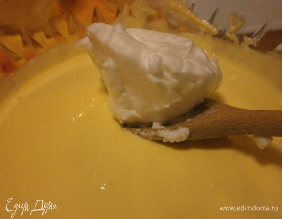 Взбить белки со щепоткой соли до стойких пиков, тоже займёт минут 20 для взбивания. Смешать с творожно - желтковым кремом. Аккуратно вымешать деревянной ложкой плавными движениями снизу вверх в одном и том же направлении.Венчик для взвивания лучше  помыть и обсушить после взбивания желтков, так белки будут лучше взбиваться.