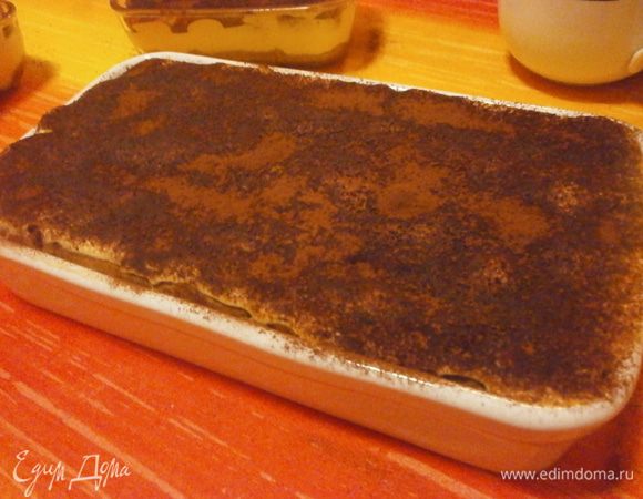 Верх десерта посыпать какао-порошком. Этот десерт должен быть хорошо охлаждённым. Можно приготовить за 12 часов и держать в холодильнике до момента употребления. Если же мало времени, тогда поставьте десерт в морозилку на пол часа, а затем переместите в холодильник. Приятного аппетита и приятного всем начала дня!