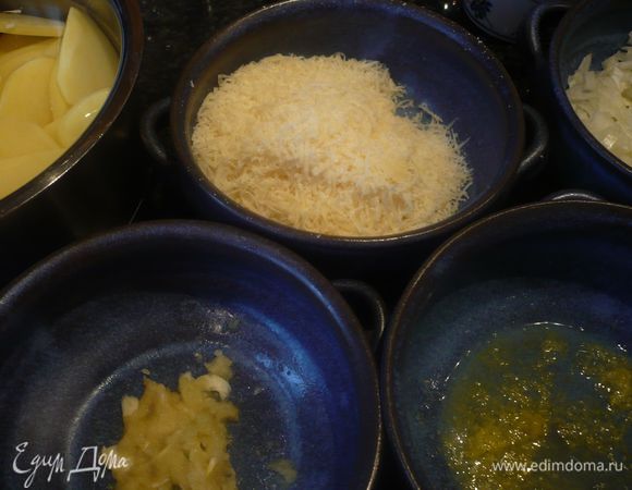 Духовку разогреваем до 180 градусов. Снимаем цедру с лимона и выдавливаем сок половинки лимона. Натереть сыр, грецкий орех измолоть в блендере в муку, оставив 8 половинок для украшения. Перемешать пармезан с ореховой мукой, посолить и поперчить.