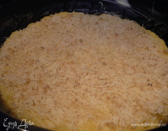 Посыпаем сырно-ореховой смесью. Достаем ломтики картофеля и морковь из духовки. Духовку не выключаем.