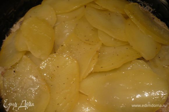 Выкладываем приготовленные ломтики картофеля (розмарин и тимьян нужно убрать с картофеля, когда Вы его достанете из духовки), снова посыпаем орехово-сырной смесью.