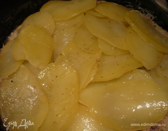 Выкладываем приготовленные ломтики картофеля (розмарин и тимьян нужно убрать с картофеля, когда Вы его достанете из духовки), снова посыпаем орехово-сырной смесью.