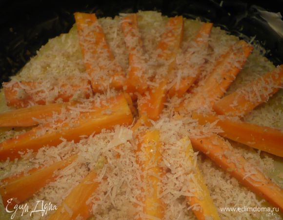 Теперь по кругу выкладываем морковь, также присыпаем ее смесью из орехов и сыра.