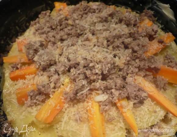 Выкладываем фарш, присыпаем орехово-сырной смесью и накрываем оставшимся картофелем. Выкладываем наши 8 половинок грецкого ореха и присыпаем смесью из орехов и сыра. Ставим в духовку на 20 минут, накрыв пергаментом.