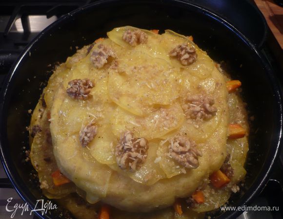 Пирог готов! Наслаждаемся и готовим соус, например из разогретых на огне 200 г сливок и перемешанных с ними 2 чайных ложек красной пасты карри.
Приятного аппетита!
