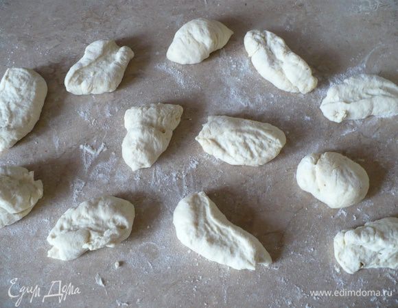 Растворить дрожжи в воде. Затем добавить все остальные продукты.Замесить тесто.