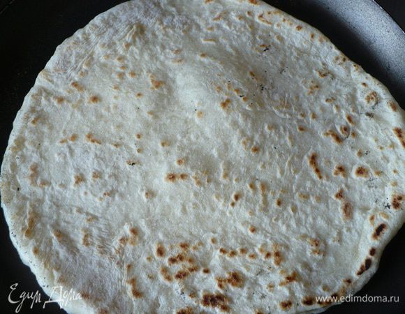 Положить его в мисочку, накрыть пленкой и оставить на 1 час.
Как подойдет, разделить тесто на кусочки. Раскатать тонко (кто как сможет) и обжаривать на антипригарной сковороде без масла.