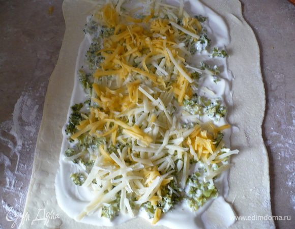 Тесто разморозить и раскатать. 