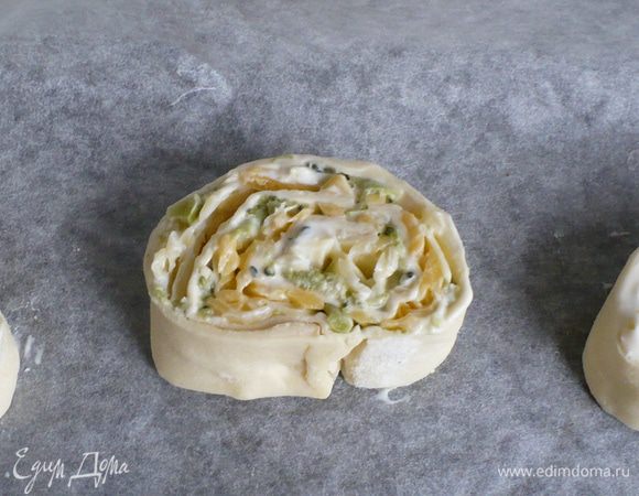 Отварную брокколи мелко порубить, сыр натереть. Сметану подсолить. 