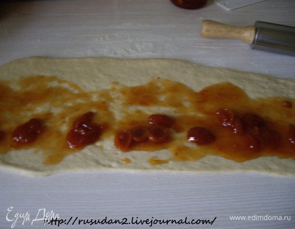 Для витушки тесто подошедшее выложит на стол припыленый мукой.Разделить на две части. Раскатать в пласт, лепешку длиной 30-40см, а шириной 15-20.
Выложить на тесто повидло и скручиваем рулет. 
Затем этот рулет скручиваем жгутом. Закатывая концы заготовки левой рукой от себя, а правой - к себе. 
Концы жгута закручиваются в виде завитка. 
Свободный конец жгута укладывают под витушку.