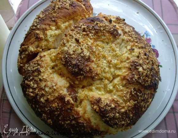 Смазать яйцом, или яйцо+молоко,смазывать в середине расстойки, чтобы не опала.
Крошка (штрейзель) - масло+мука, порубить скребком или ножом.
