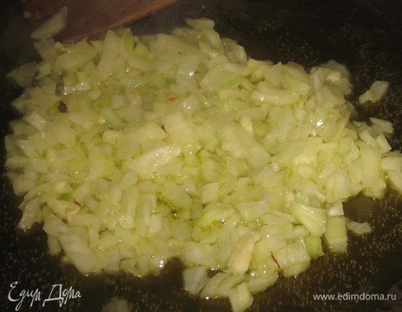 Мелко нарезать лук,чеснок,перчик чили и обжарить в оливковом масле.Снять с огня.