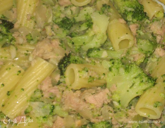 Откинуть на дуршлаг , соединить с луком и чесноком. Добавить пармезан,тунец,хорошо перемешать и прогреть на слабом огне 1 минуту.Приятного аппетита:)