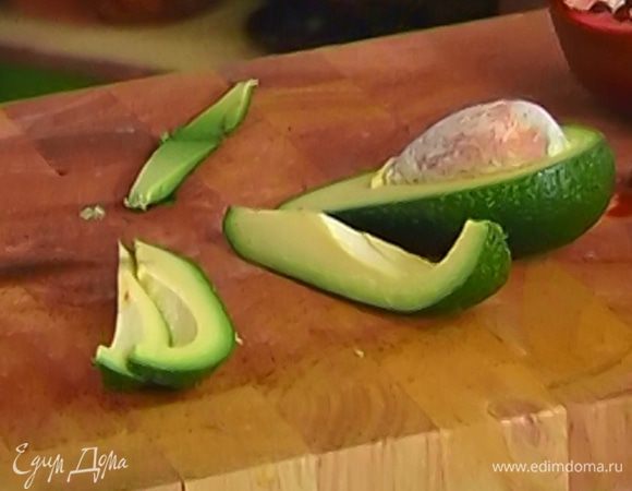 Авокадо почистить и, удалив косточку, нарезать тонкими полосками.