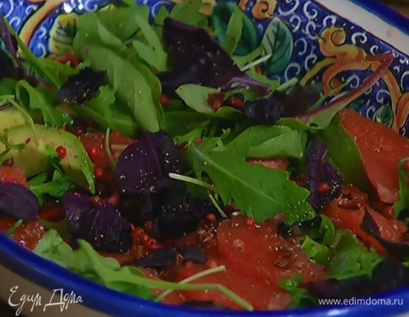 В глубокое блюдо выложить зерна граната, авокадо, листья салата и регана, добавить мякоть грейпфрута вместе с соком, посыпать паприкой, розовым и черным перцем.