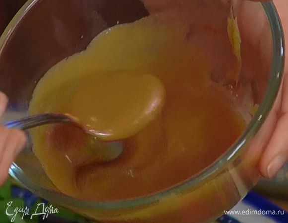 Приготовить заправку: соединить горчицу, уксус белого вина, оливковое масло, наршараб, пудру чили и перемешать.