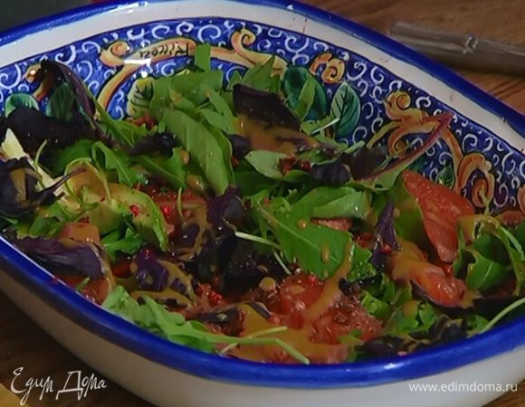 Полить салат заправкой.