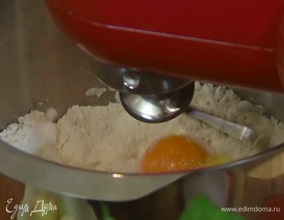 Приготовить тесто: 300 г муки перемешать в комбайне насадкой для теста вместе с семолиной и 1/2 ч. ложки морской соли, затем, не выключая комбайна, по одному ввести яйца и желтки.