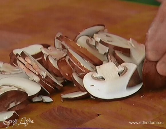 Грибы нарезать пластинками.