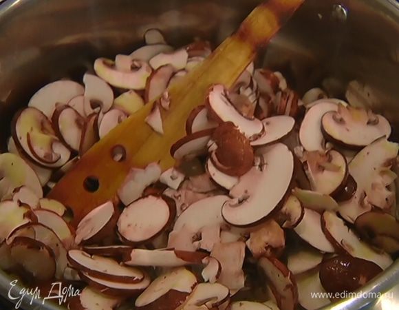 Разогреть в кастрюле 1–2 ст. ложки оливкового масла, выложить грибы, посолить, поперчить и обжарить. Если нужно, добавить еще оливкового масла.
