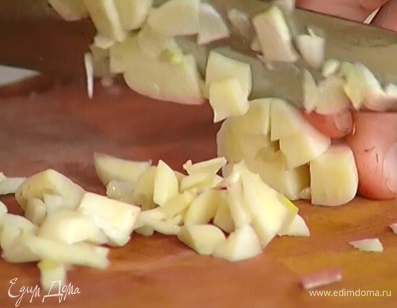 Чеснок почистить и мелко порубить.