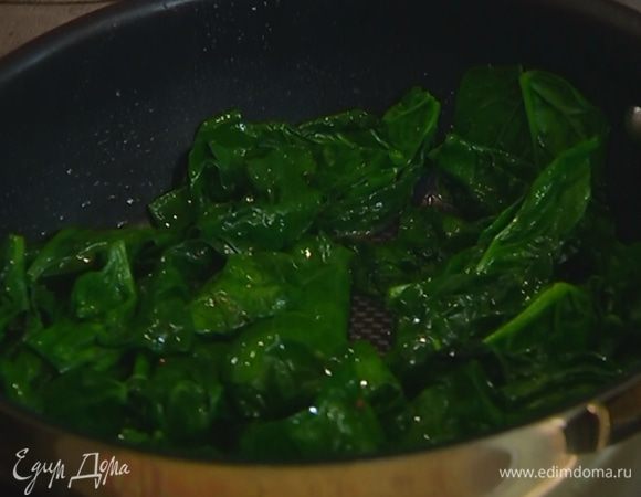 Разогреть в сковороде 1 ст. ложку оливкового масла и сливочное масло, выложить шпинат, посолить, поперчить, добавить мускатный орех, перемешать и дать шпинату «поплыть», чтобы он стал мягким.