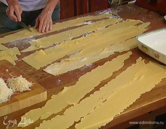 Отдохнувшее тесто выложить на рабочую поверхность, присыпанную оставшейся мукой, и раскатать его в очень тонкие пласты (можно использовать машинку для раскатывания теста).