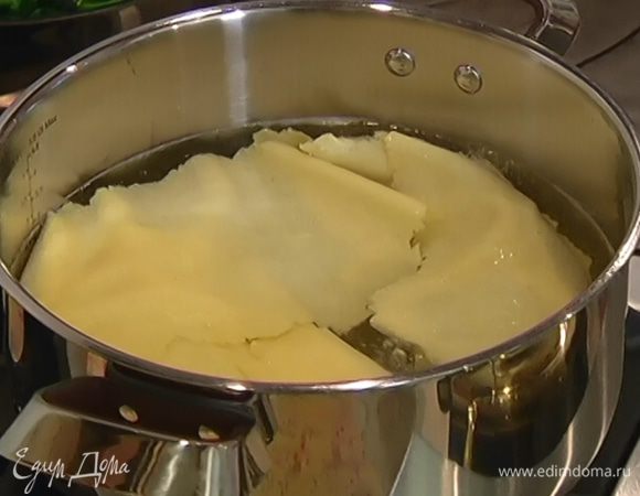 Вскипятить в кастрюле воду, подсолить ее и отваривать пласты теста в течение 2 минут (не переварить, чтобы тесто не расползлось!).