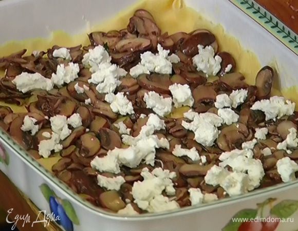 На тесто выложить половину грибов, раскрошенного мягкого козьего сыра и шпината и посыпать половиной натертого твердого козьего сыра.