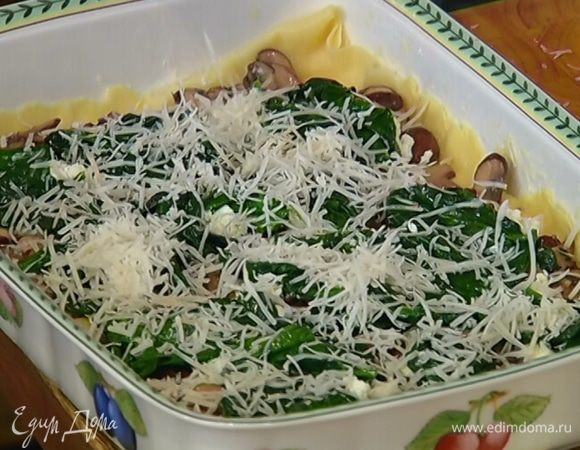 Выложить сверху еще пласты теста и повторить очередность слоев — грибы, мягкий козий сыр, шпинат, натертый твердый козий сыр.