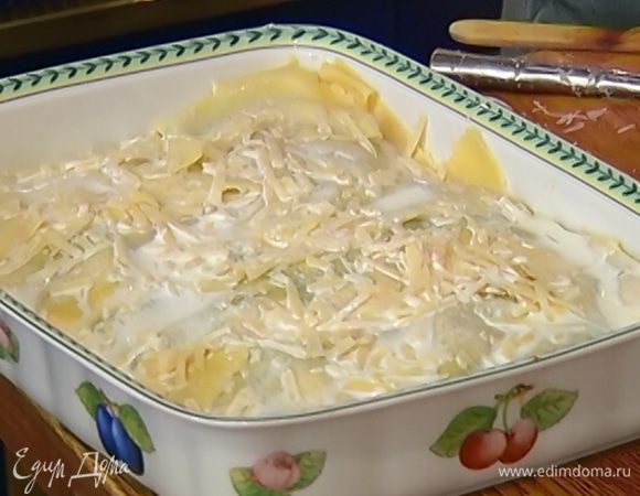 Накрыть лазанью оставшимся тестом, присыпать крупно натертым пармезаном и залить все сливками.