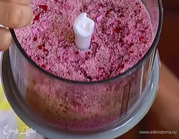 Лепестки роз вместе с сахаром измельчить в блендере или порубить ножом.