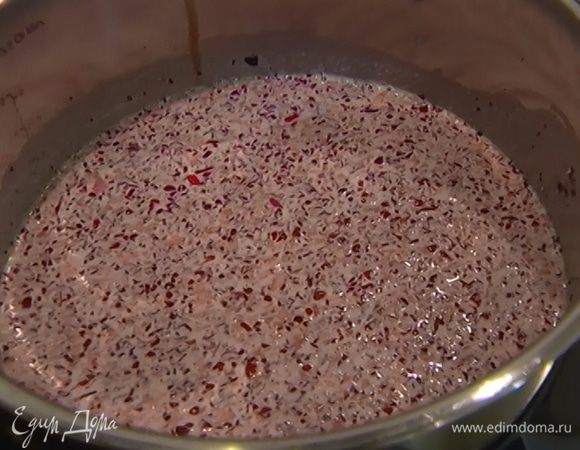 Молоко и сливки влить в небольшую кастрюлю, всыпать половину сахарно-розовой массы, перемешать и прогревать на небольшом огне до полного растворения сахара.