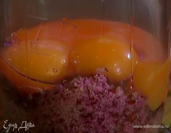 Оставшиеся розовые лепестки с сахаром соединить с желтками и взбивать миксером, пока масса не посветлеет.