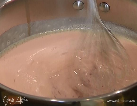Поставить кастрюлю обратно на медленный огонь и, не прекращая помешивать, прогревать, пока масса не заварится и не станет похожей на густой крем. 