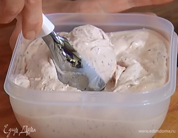 Отправить мороженое в морозильник и периодически перемешивать, чтобы застыло равномерно, или воспользоваться машинкой для приготовления мороженого.