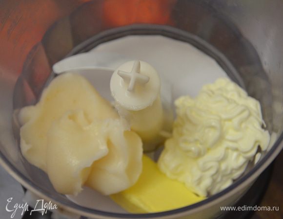 Смалец,масло,сметану  сложить в чашу блендера.