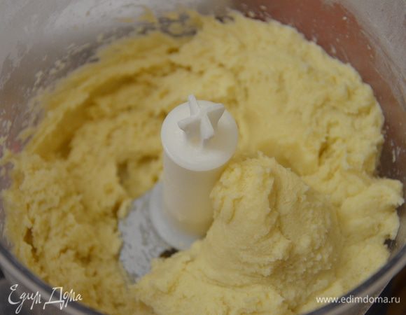 Добавить просеянную муку,яйца,соль,сахар,ванилин,соду гашеную уксусом,замесить тесто.